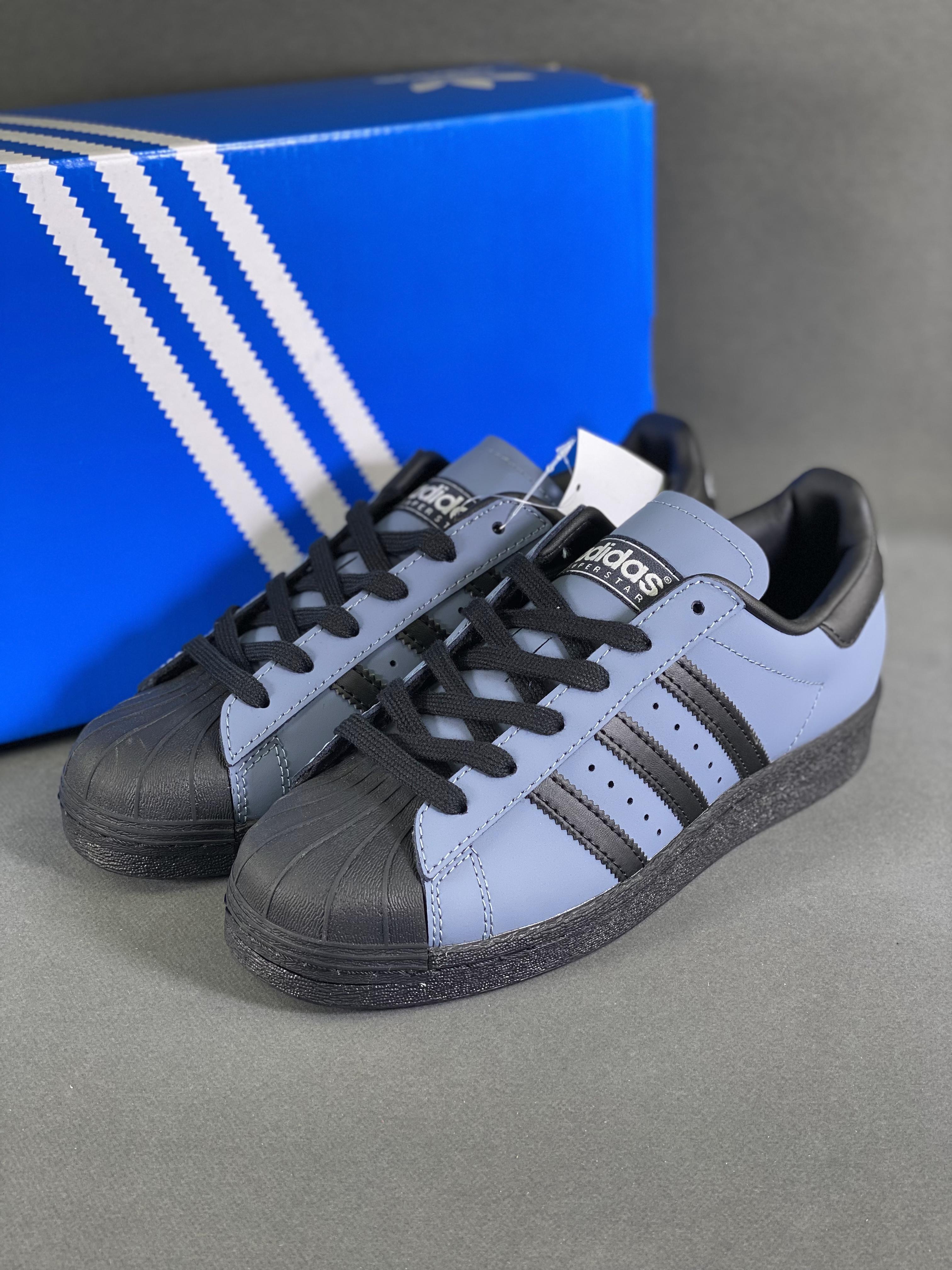 Adidas Originals Superstar classic retro shell-toe sneakers Item number: IF6187 Size: 35.5-45 (with half size) was born in 1969. It is the first pair to combine a full leather shoe body with a rubber toe cap.