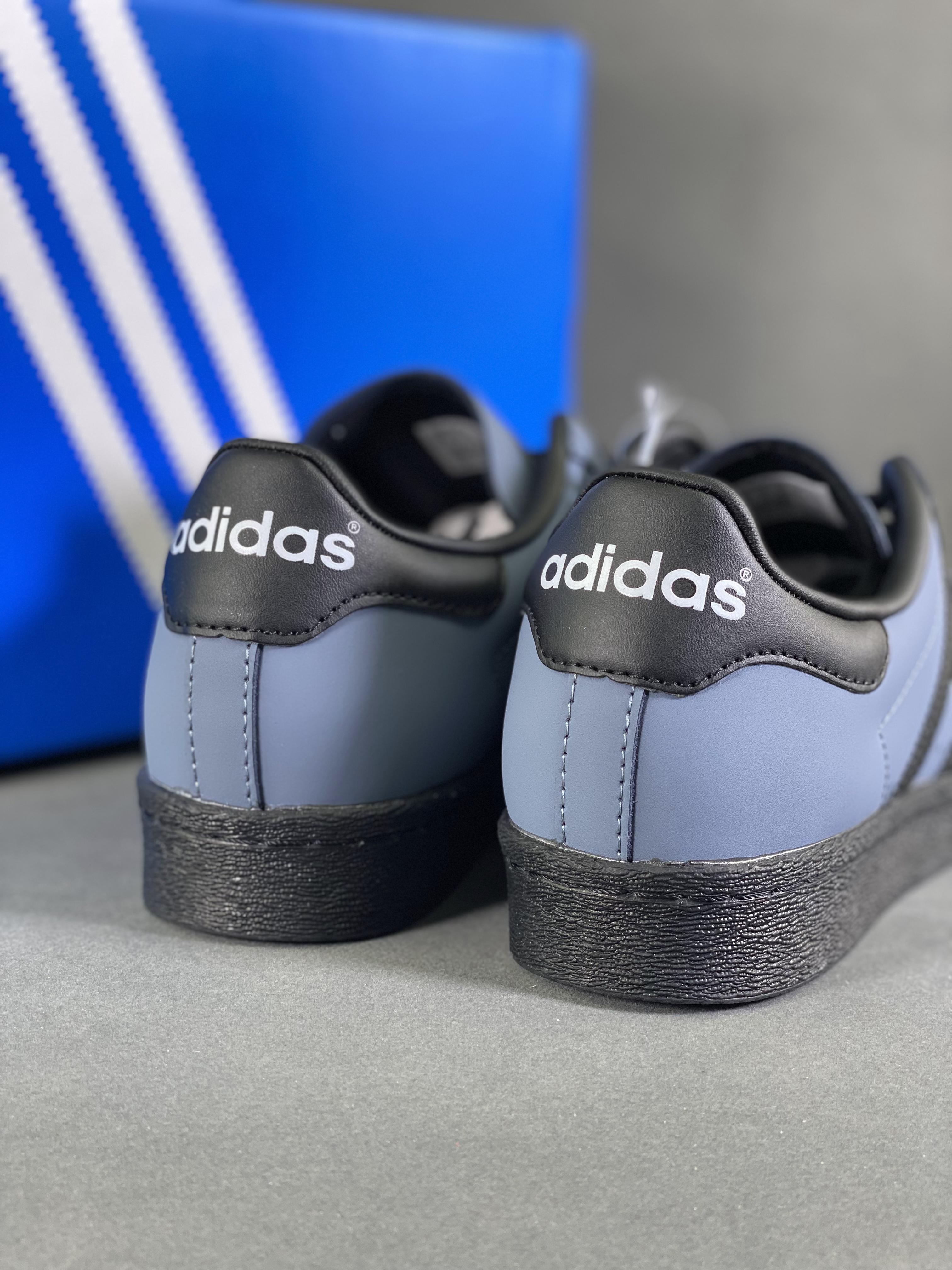 Adidas Originals Superstar classic retro shell-toe sneakers Item number: IF6187 Size: 35.5-45 (with half size) was born in 1969. It is the first pair to combine a full leather shoe body with a rubber toe cap.