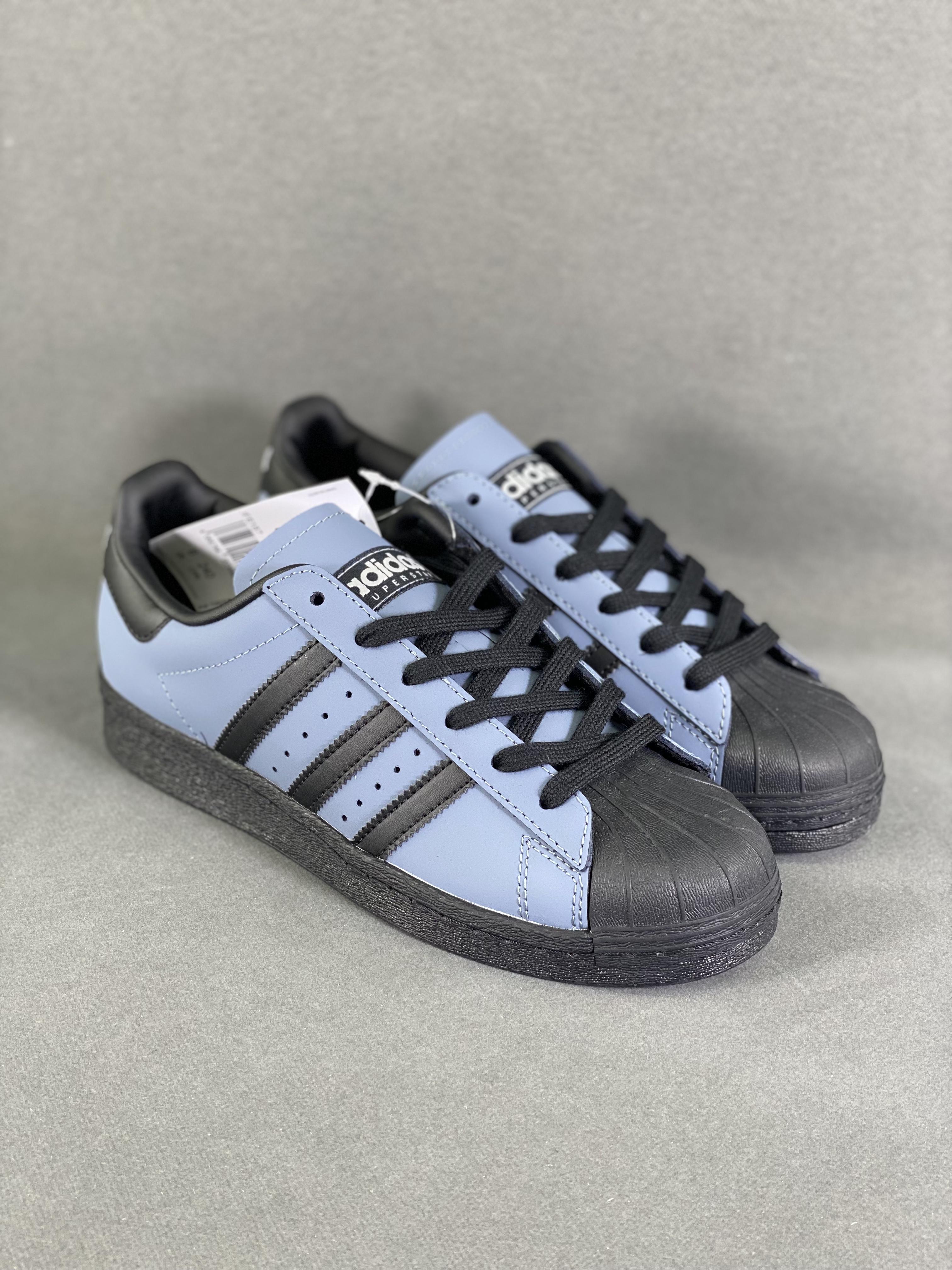 Adidas Originals Superstar classic retro shell-toe sneakers Item number: IF6187 Size: 35.5-45 (with half size) was born in 1969. It is the first pair to combine a full leather shoe body with a rubber toe cap.