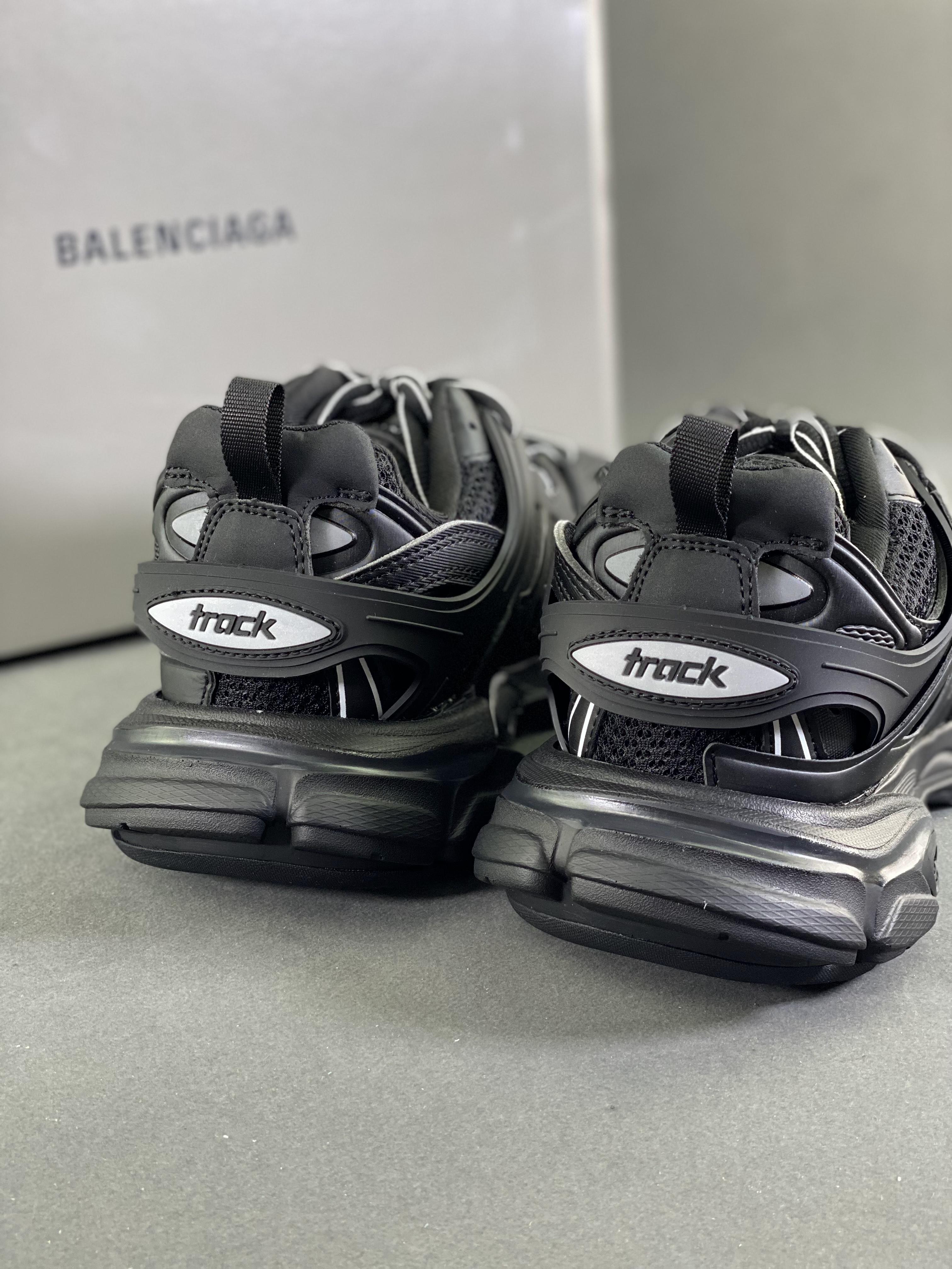 BALENCIAGA Track Balenciaga third generation retro dad shoes Item No.: 542023 W1GB1 1000 Size: 35-46 (with half size) Full set of original cardboard last development The most original soul version Full shoe fluorescent marking card points 9