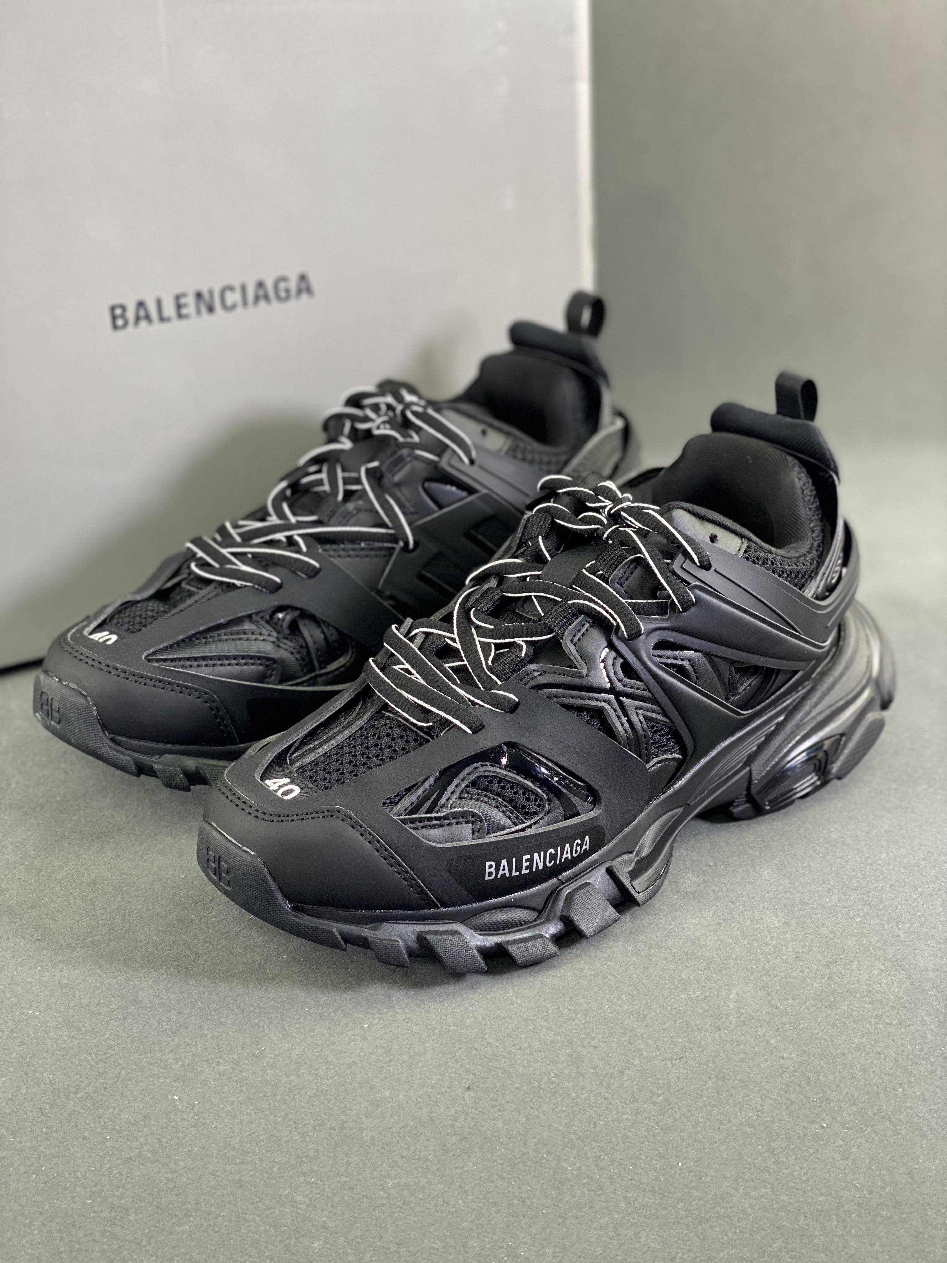 BALENCIAGA Track Balenciaga third generation retro dad shoes Item No.: 542023 W1GB1 1000 Size: 35-46 (with half size) Full set of original cardboard last development The most original soul version Full shoe fluorescent marking card points 9