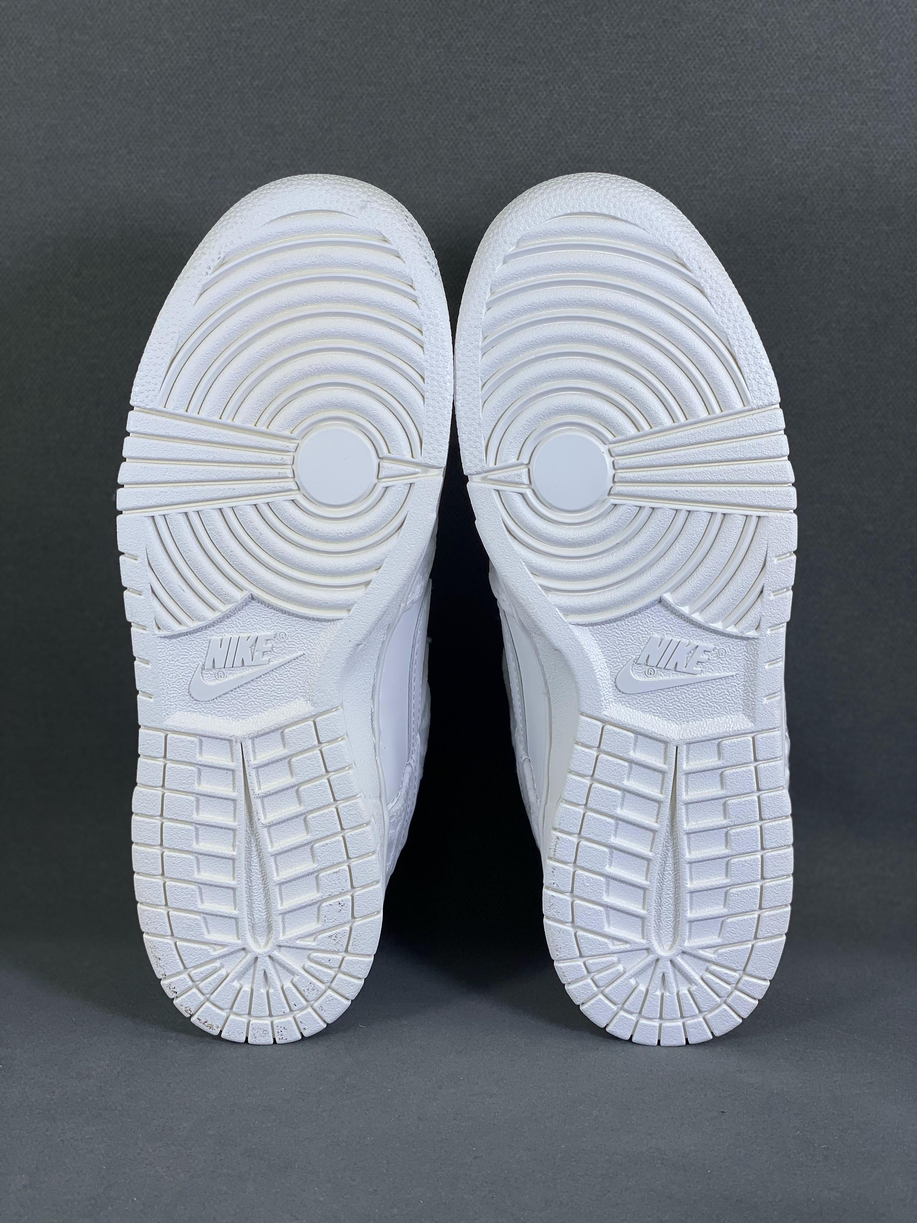 Dunk WMNS "Give Her Flowers" non-slip low-top sneakers for women, white, item number: FZ3775-133, size: 36-45 (with half size), simple color matching, simple and casual. 9 on the shoe body