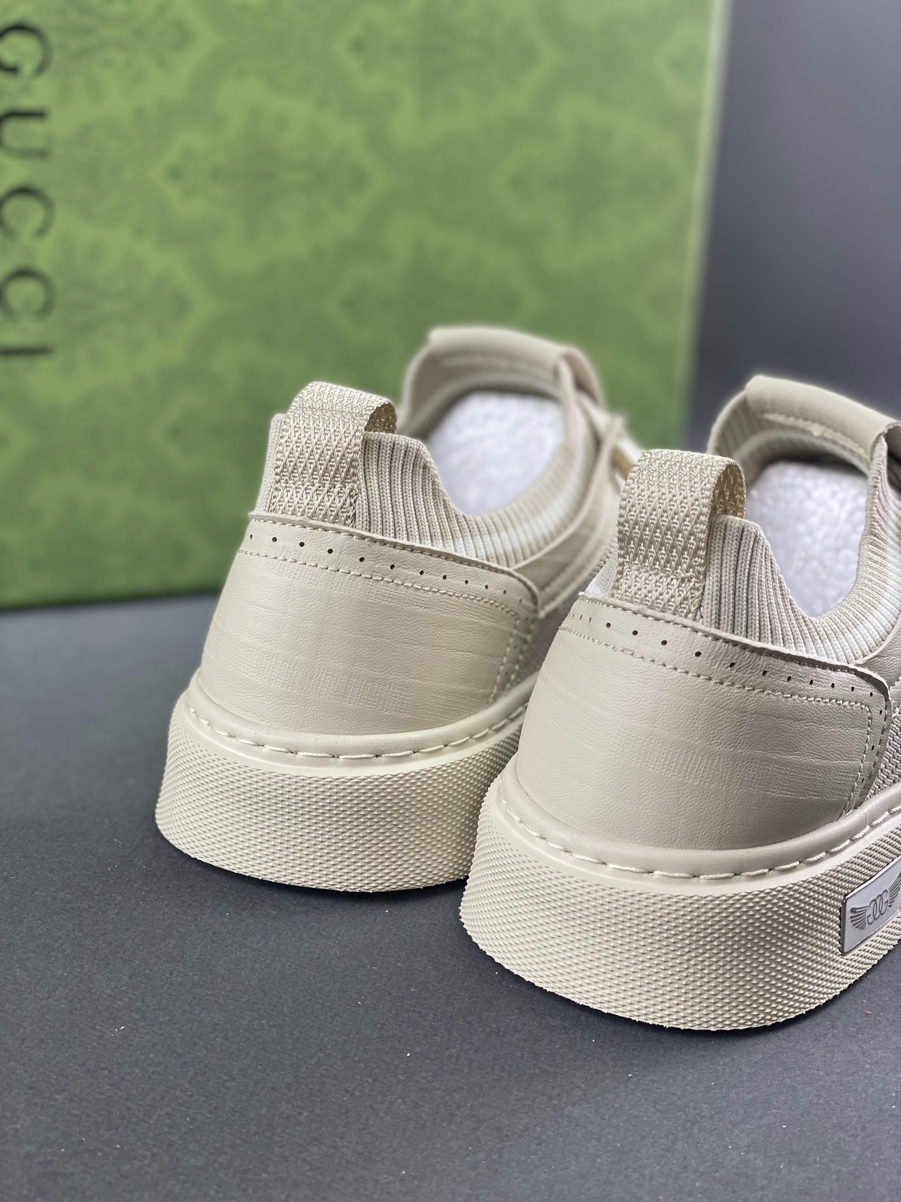 Gucci’s top imported materials are extremely skin-friendly and comfortable to the touch. The style is very authentic. Imported cowhide + genuine leather lining + geometric patterns. Luxurious and vivid patterns. Breathable and not stuffy. More durable. Colors are brighter and gorgeous. Perfectly reflecting the three-dimensional sense of the code. Number: 39-449