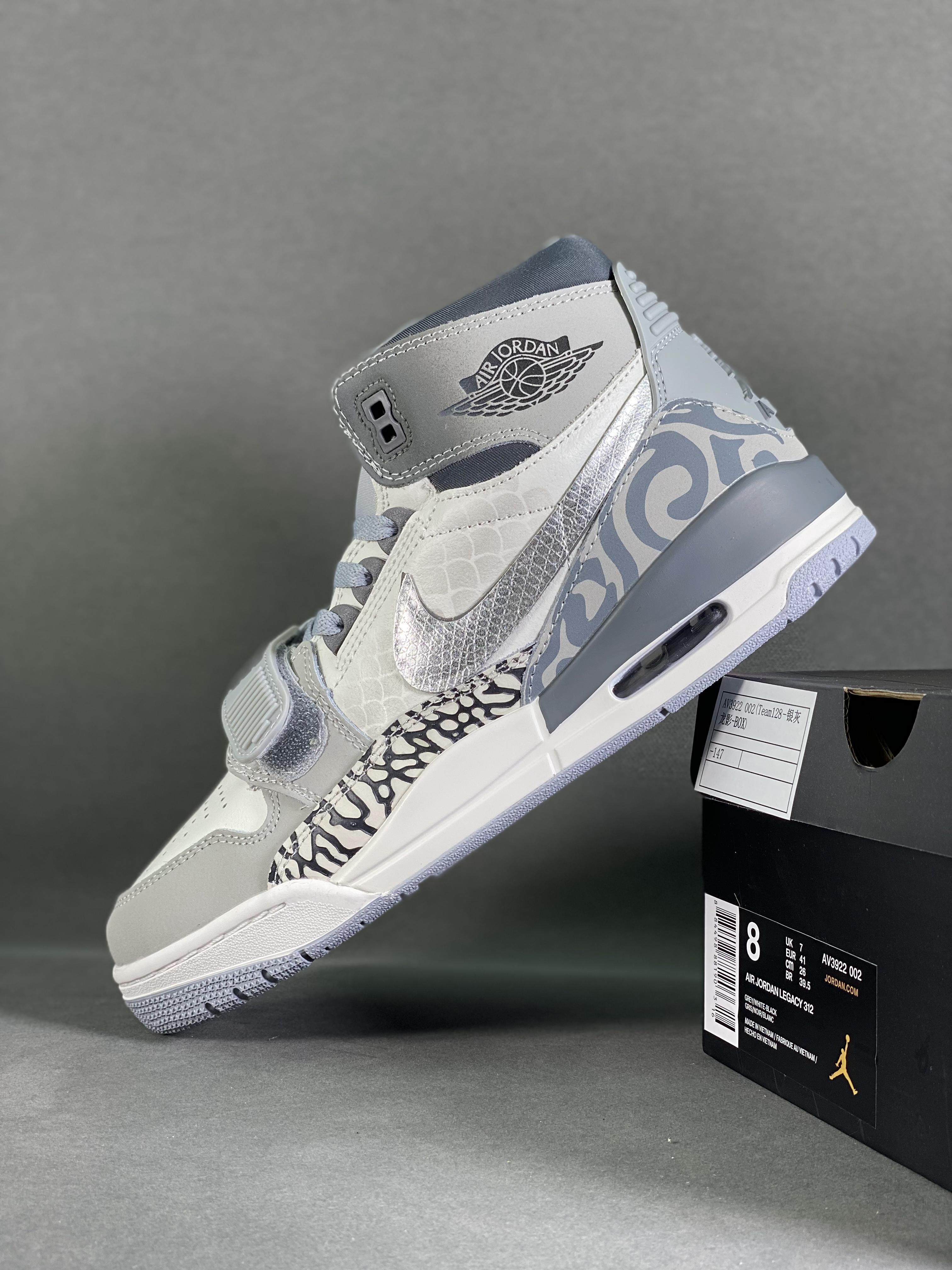 Jordan Legacy 312 Silver Gray Dragon Shadow Item number: AV3922 002 Size: 36-47 (with half size) It has a staggered design, and its name shows the shoe elements it contains, 3129