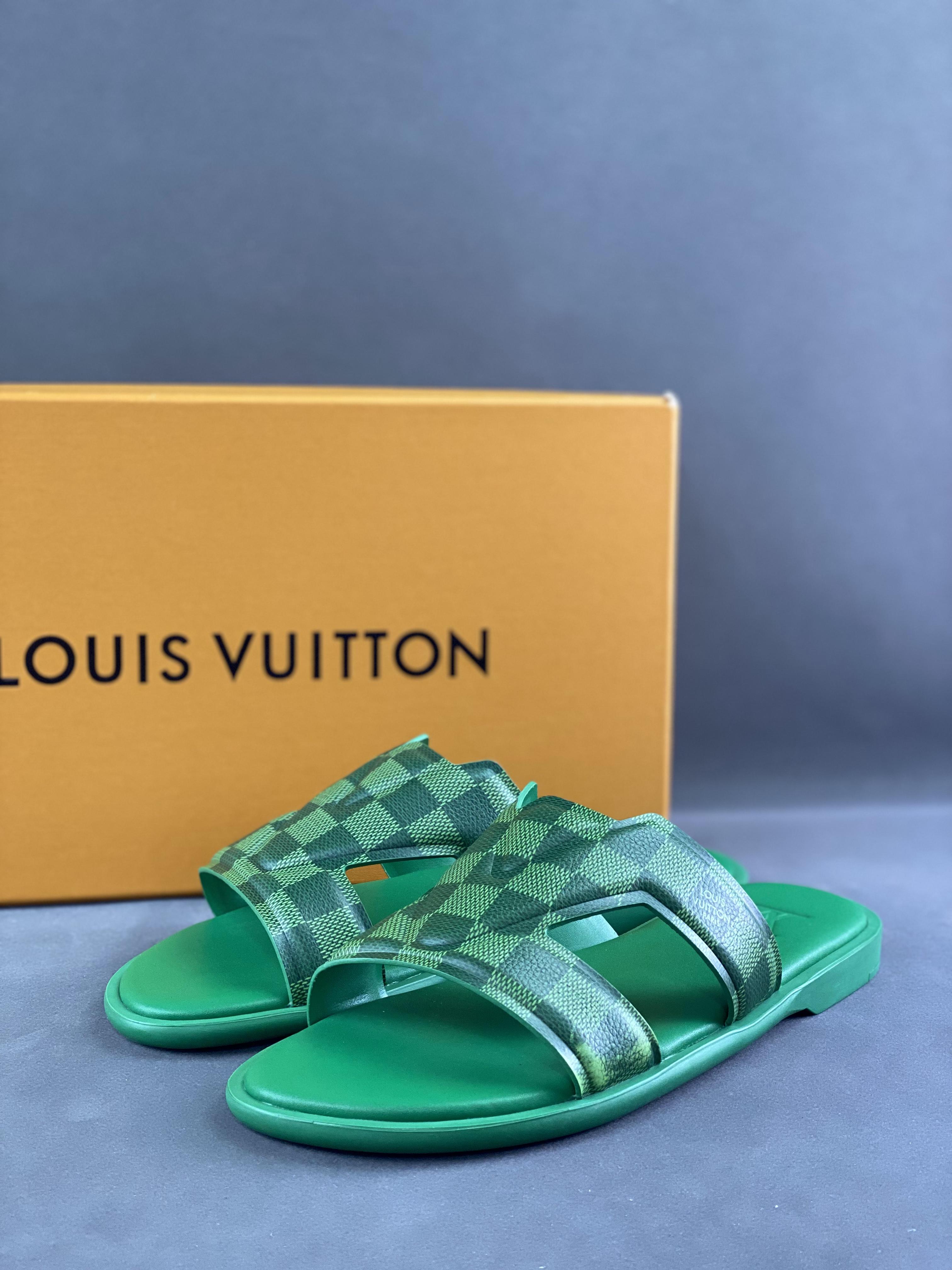 Louis Vuitton Oasis Mule Louis Vuitton 2024 spring and summer new men's slippers beach shoes sheepskin material original open mold non-slip rubber outsole Size: 38-46 (no half size) 9