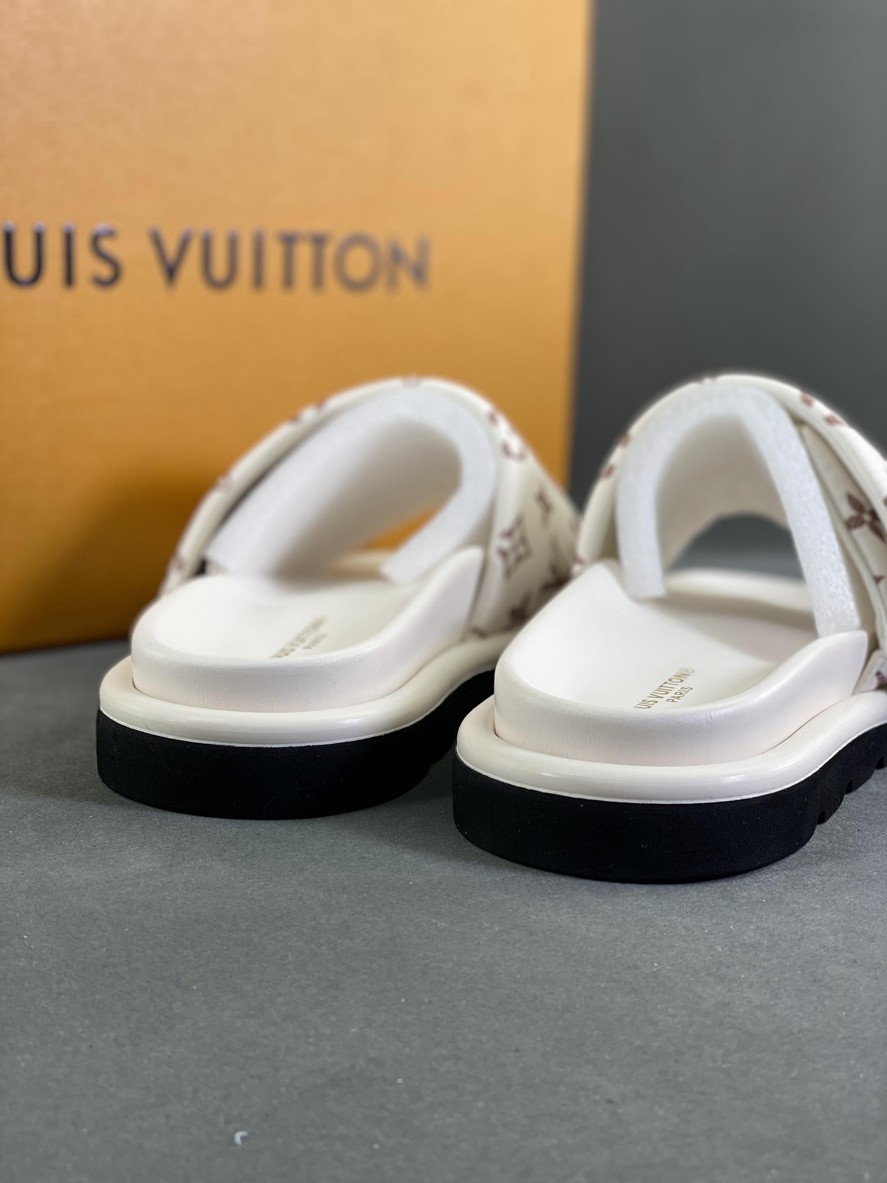 LOUIS VUITTON Pillow Comfortable and Lightweight Down Slippers Women’s White Item Number: 1ACJVF Size: 35-40 (with half size) 9