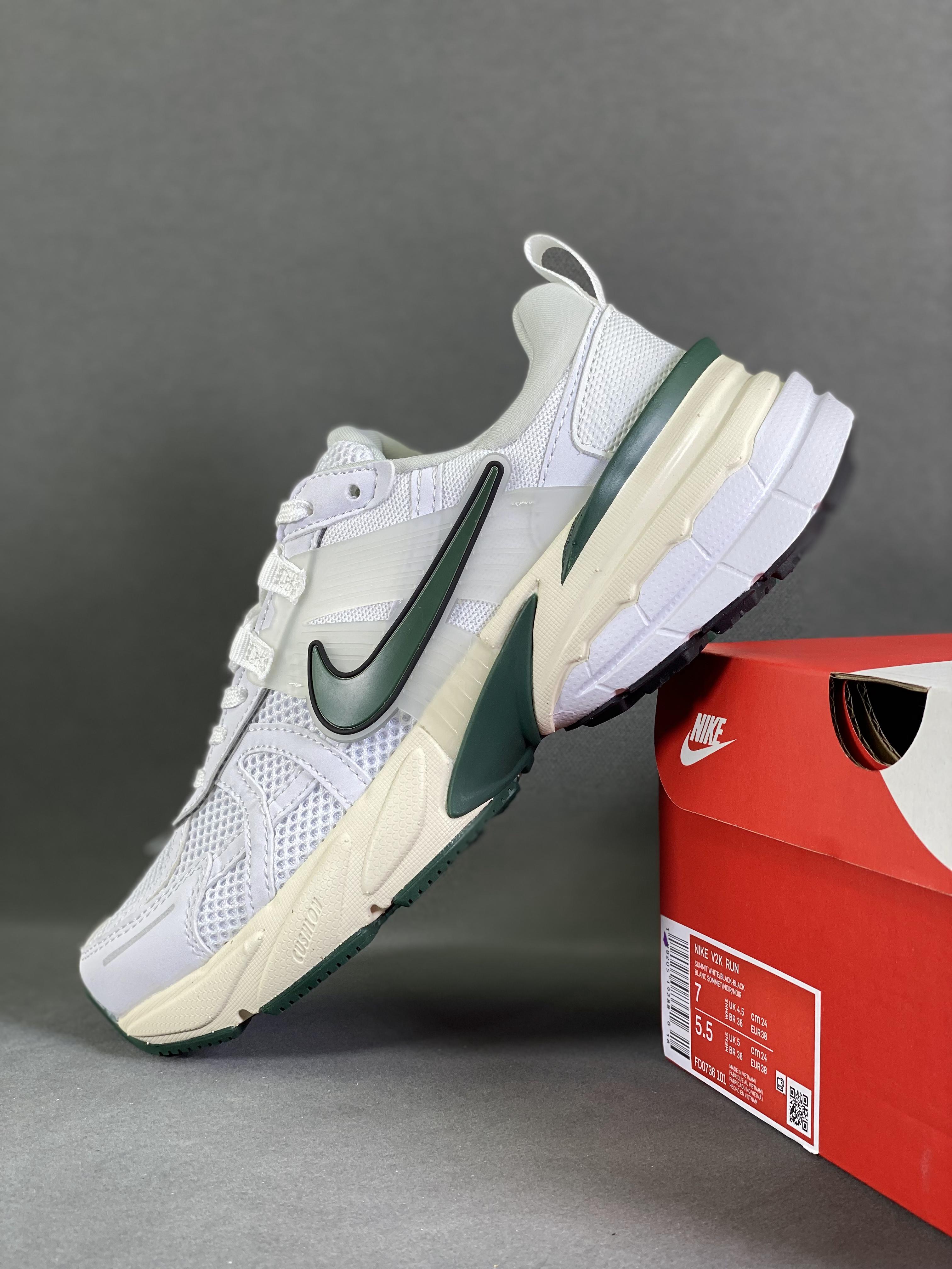 NIKE V2 RUN shock-absorbing anti-slip low-top retro dad shoes running shoes Item number: FD0736-101 Size: 36-45 (with half sizes) The shoe is named and the design draws on the style of running shoes in 2000. The color scheme is Metallic silver as the main tone 9